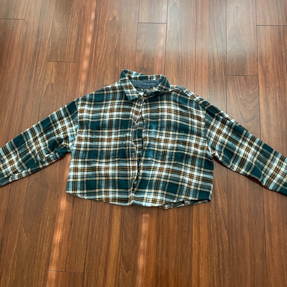 Woman’s American eagle cropped flannel in green size medium.